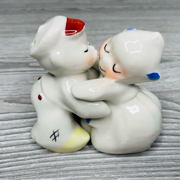 Vintage VanTellingen Dutch Boy and Girl Salt and Pepper Shakers, "Snuggle Hugs" - Picture 1 of 12